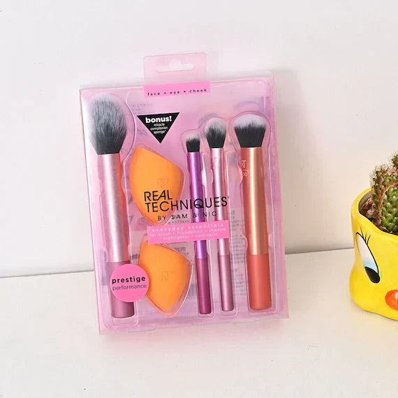 Real Techniques Everyday Essentials Brushes And Sponge Set